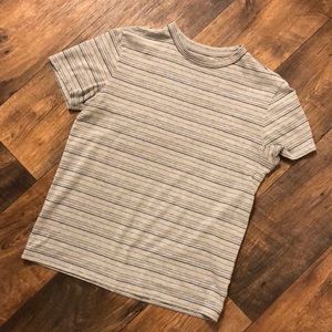 Textured & fitted men’s gray crew neck